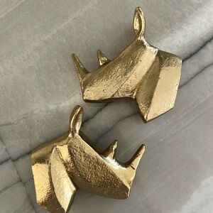 Beautiful gold brushed rhinoceros decorative wall hooks.